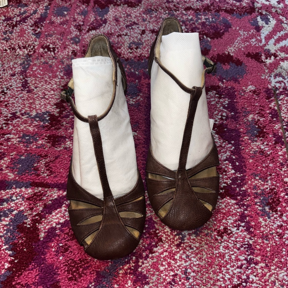 Vero Cuoio Brown T-Strap Cutout Heels
